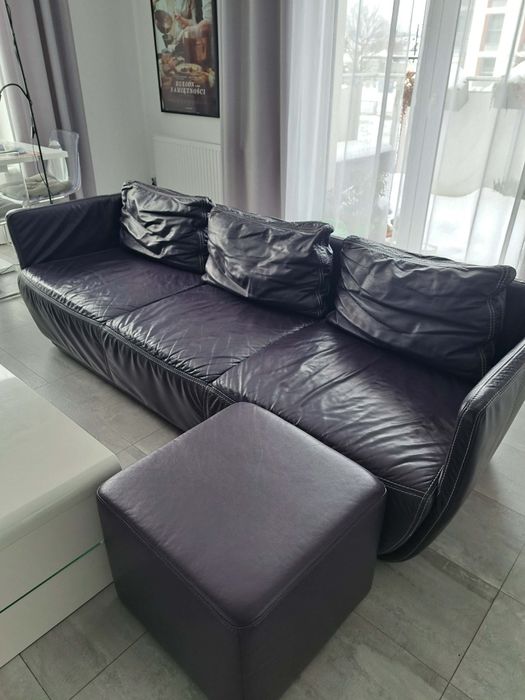 Fioletowa sofa wraz z pufą