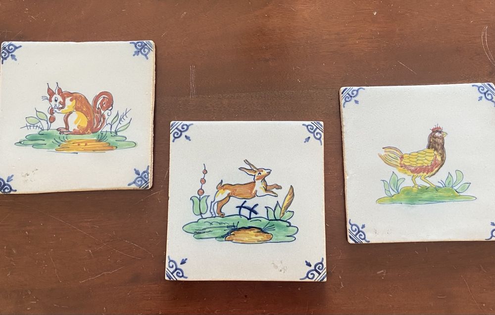 Três azulejos policromados
