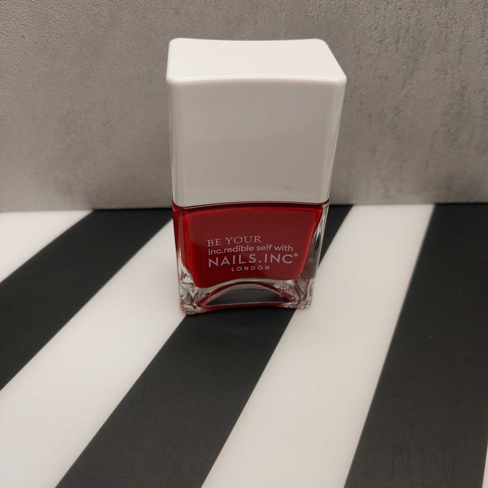 Lakier do paznokci Nails Inc Wears the party - ognista czerwień