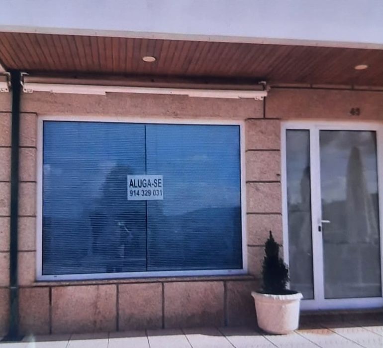 Aluga-se loja em Sobreira - Paredes