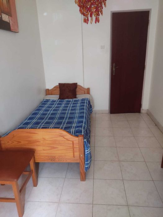 Alugo quarto na amadora.
