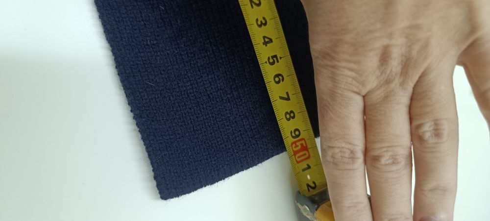 Conjunto de gorro e cachecol de criança azul escuro com laço