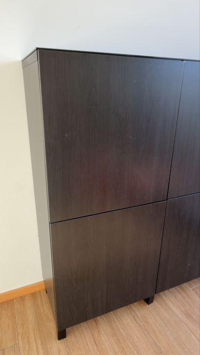 IKEA BESTÅ Preto c/ Extras (Vidro + Suporte Garrafas) – Excelente Estado
