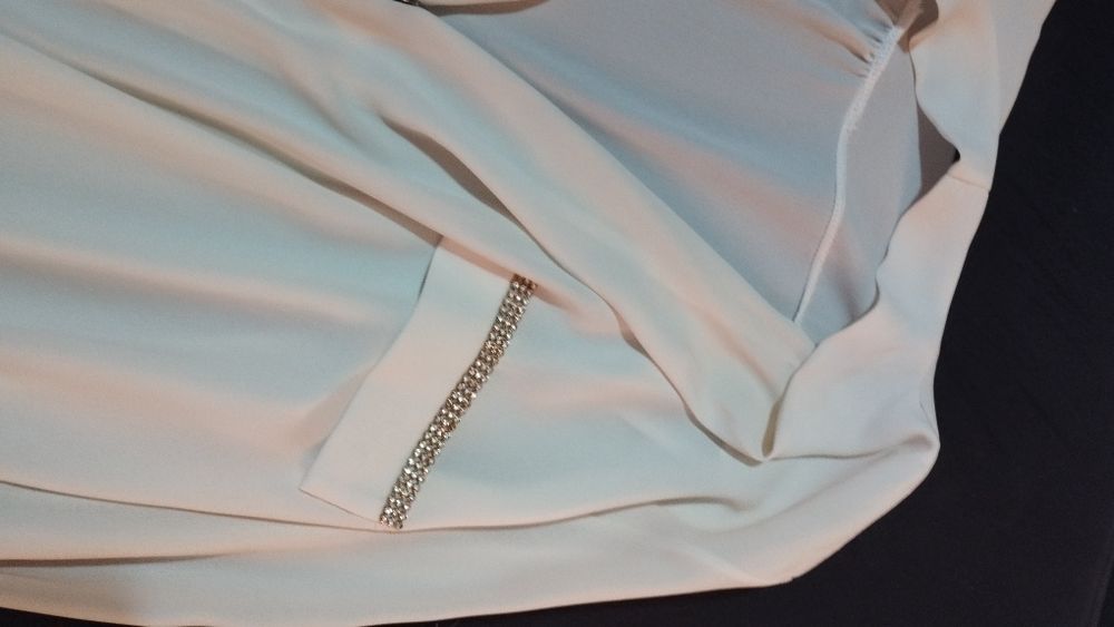 Blusas leves manga comprida creme e estampada