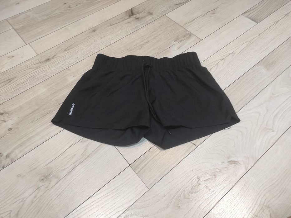 Czarne szorty Decathlon Olaian