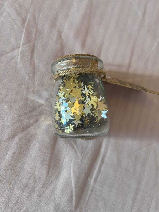 Frasco de vidro Zara Home com confetis de estrelas douradas