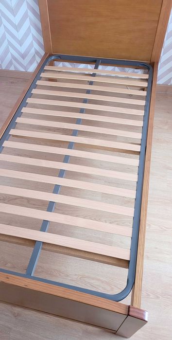 Conjunto cama de solteiro, cómoda, mesinha de cabeceira.