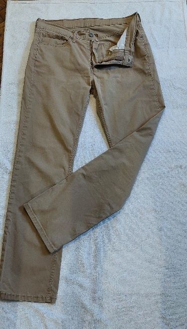 Бежеві джинси Levi's.