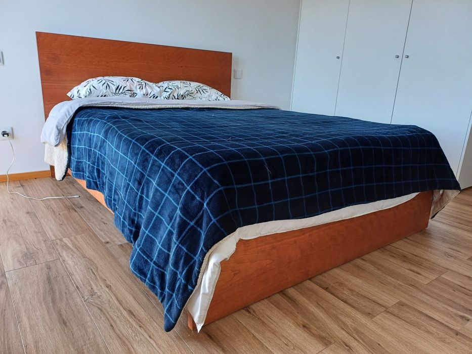 Cama casal, pouco uso ( sem colchão)