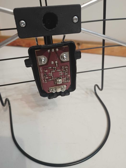 Plytka anteny szerokopasmowej