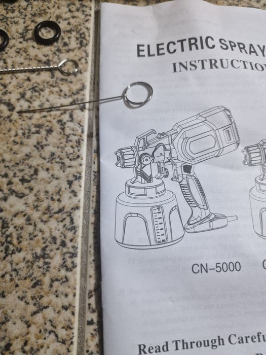 pistola de pintura elétrica HVLP amarela, com potência que varia entre 650W e 850W.
