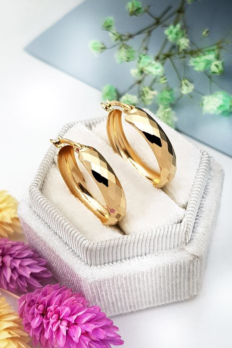 Złote kolczyki kółka z grawerem