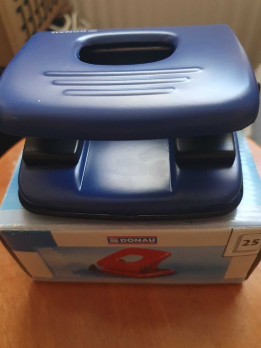 Dziurkacz do papieru. Nowy.