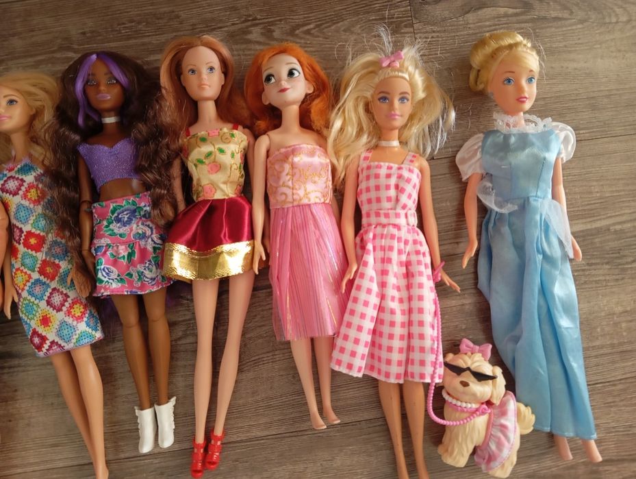 Conjunto de 9 Barbies e Disney