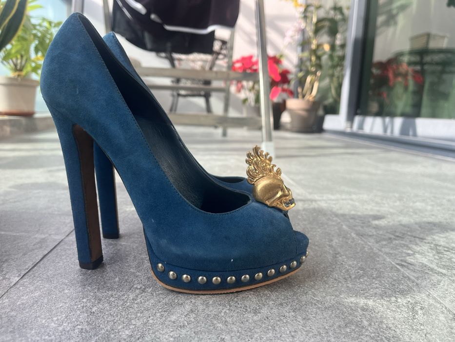 Alexander McQueen sapatos de salto em camurça azul com peep toe