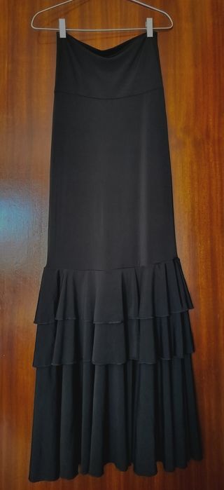Saia de Flamenco Preta com Folhos – Elegante e Fluida e Lenço Bordado