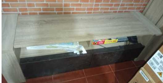 móvel de TV (modelo Ares / Conforama) com parteleira e coluna lateral