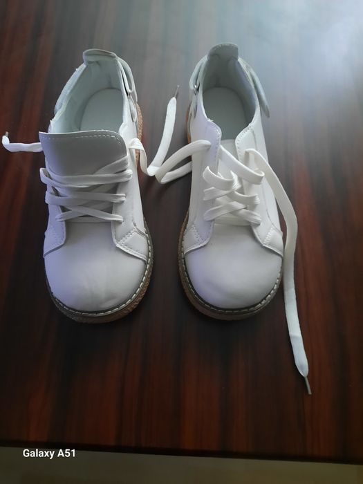nowe buty biale na zdrowej podeszwie