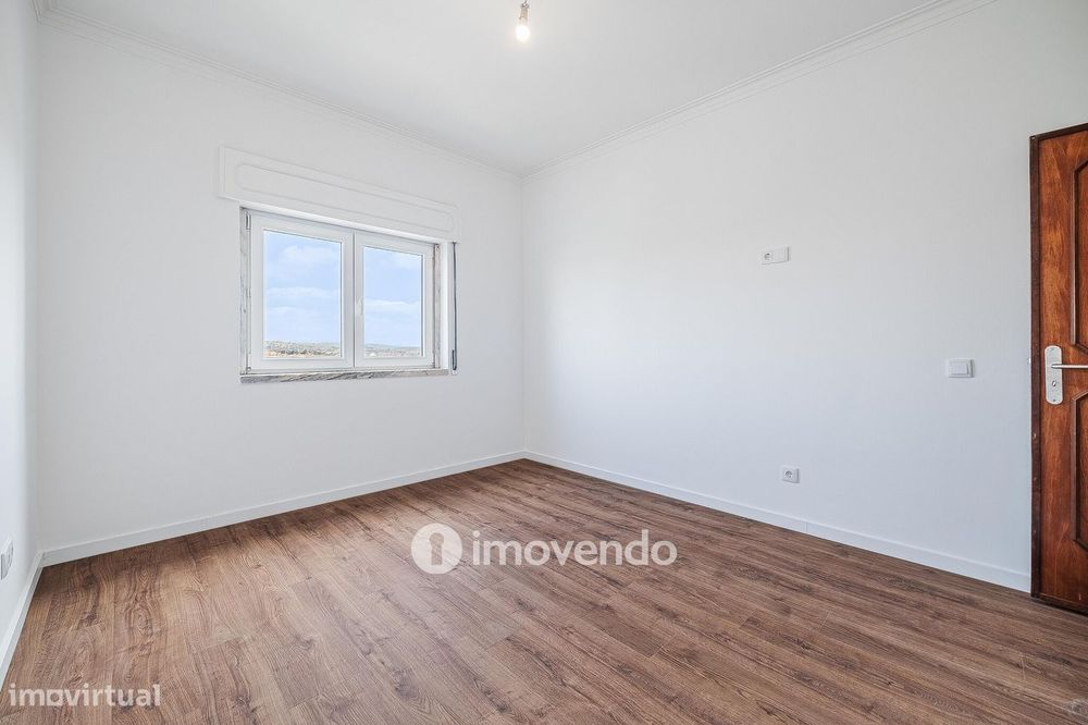 Apartamento T2 remodelado, com cozinha equipada, na Reboleira