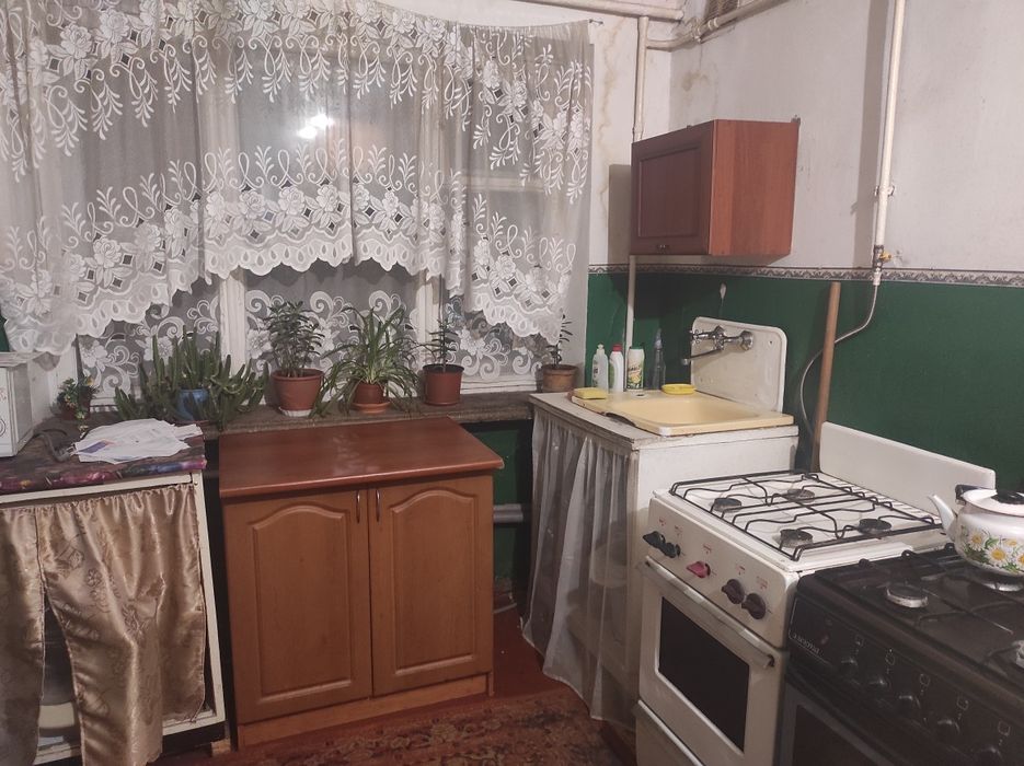 Кімната з меблямиі холодильником і пральною машинкою..