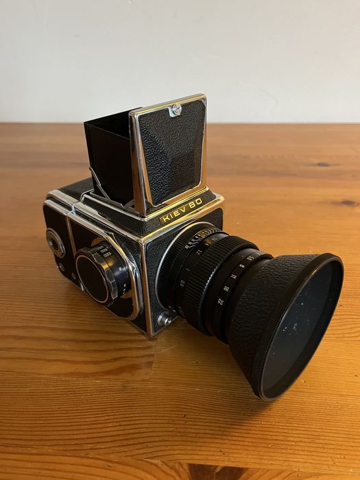 Aparat średnioformatowy KIEV 80 z dwoma obiektywami i magazynkami
