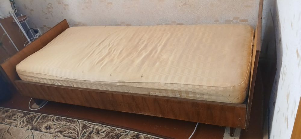 Продам односпальне б/у ліжко  з матрасом.