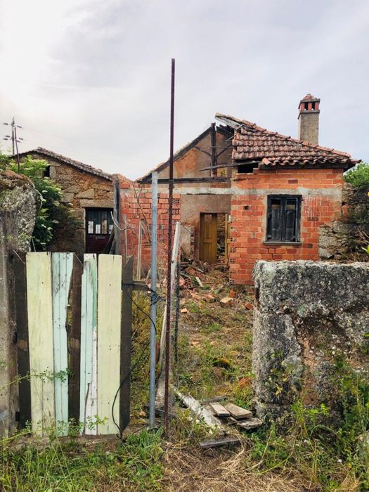 Casa com 55m2 + pátio com 24m2