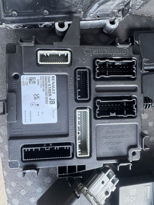 Zestaw startowy komputer bcm modul komfortu karta Renault Trafic IV 23