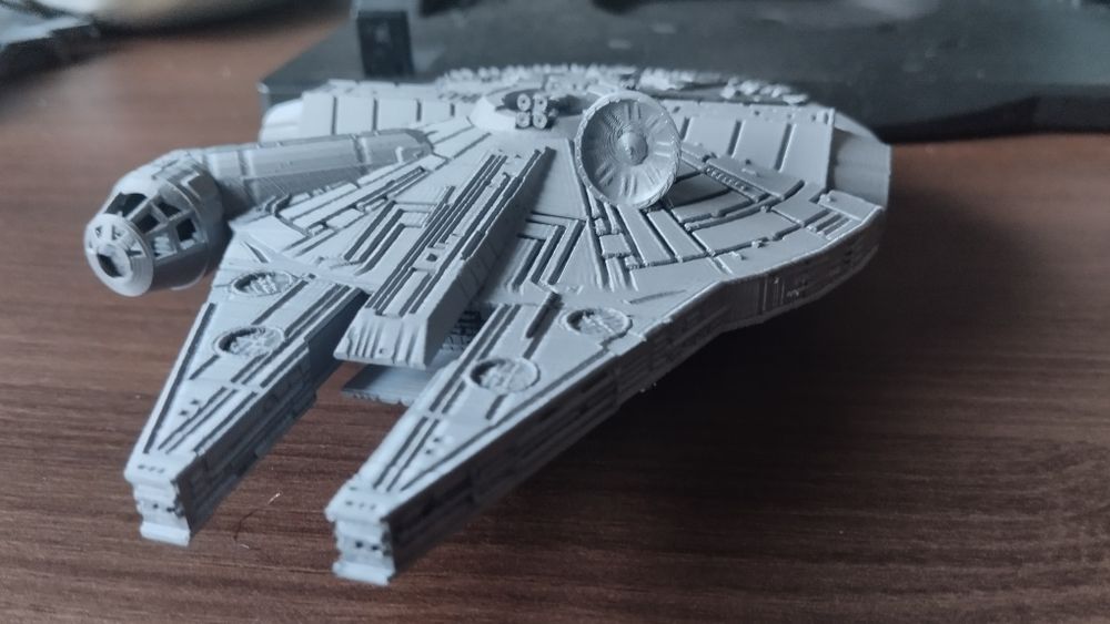 Nave space 1999 Millennium Falcon