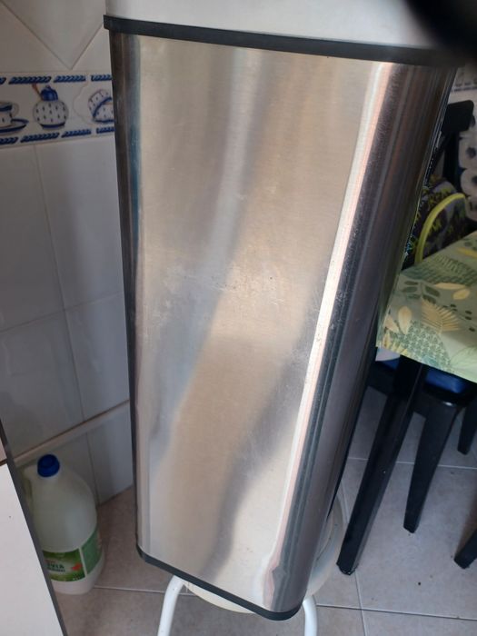 Balde inox com sensor de abertura *Abre/fecha com aproximação da mão/