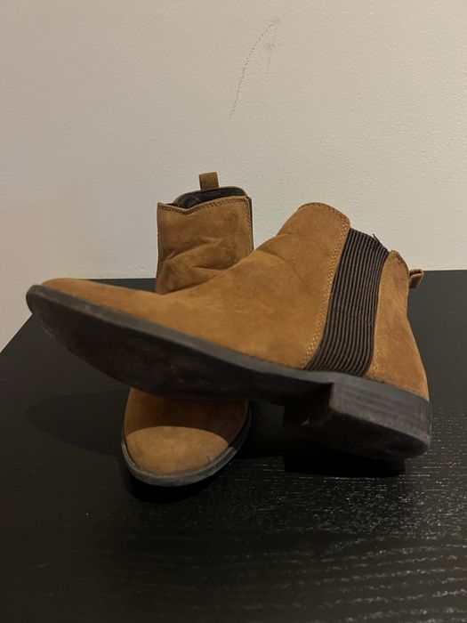 Bota em camurça sintética