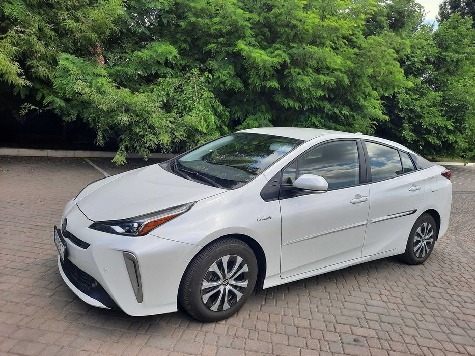 Продам Toyota Prius hybrid LE AWD 2022