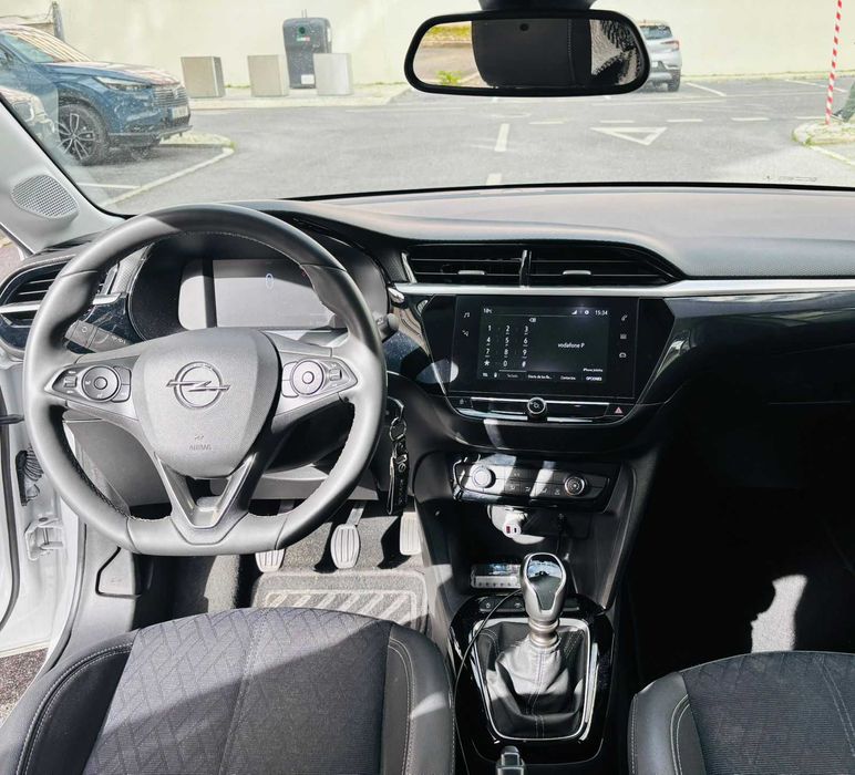 Opel Corsa - gasolina - mecânico - cor branca  com tecto preto