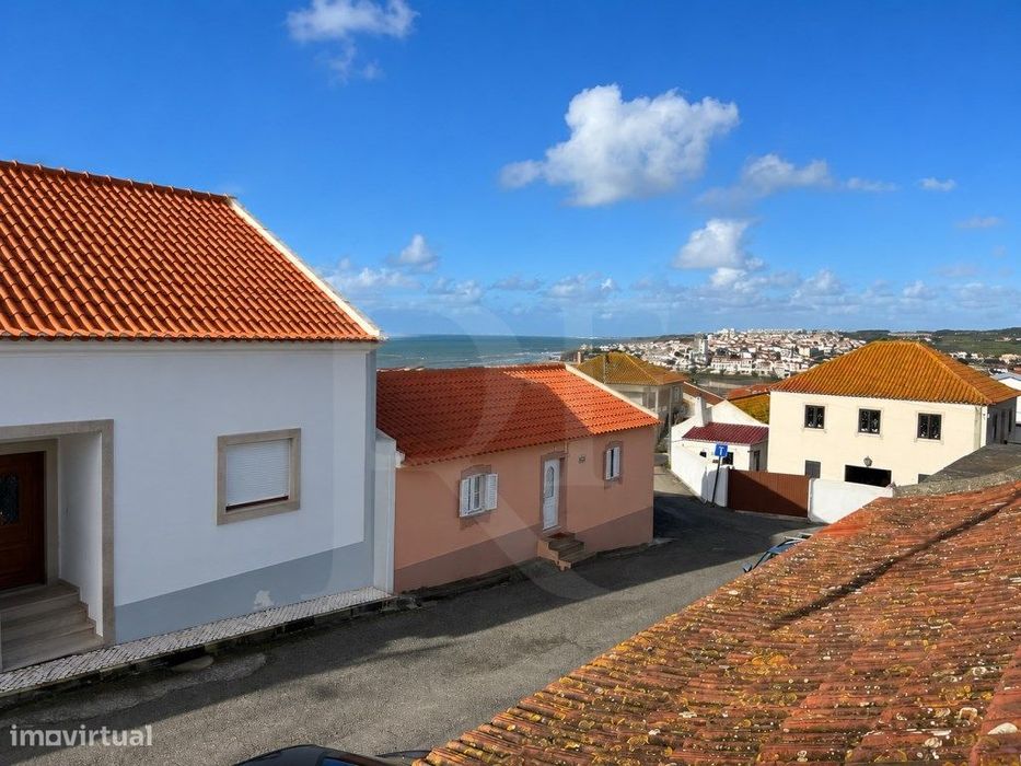 Moradia T3 com projeto aprovado e vista mar na Areia Branca