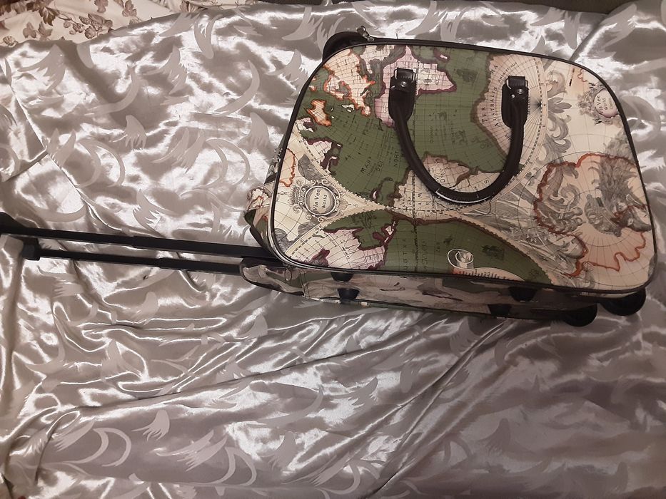 Чемодан на колесиках Via Vee с принтом"Карта мира"