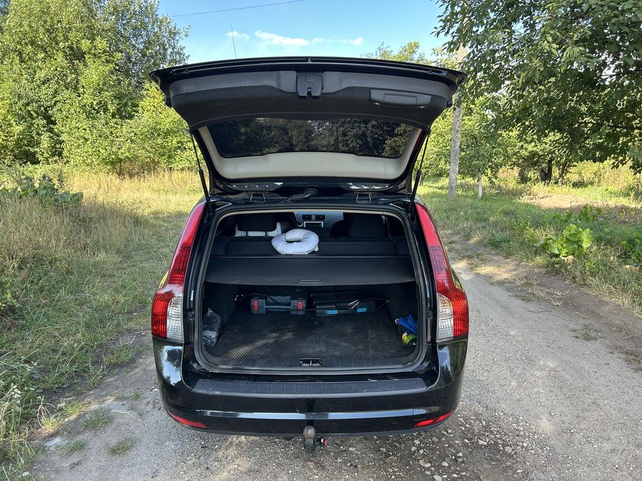Volvo v50.  Вольво в50.