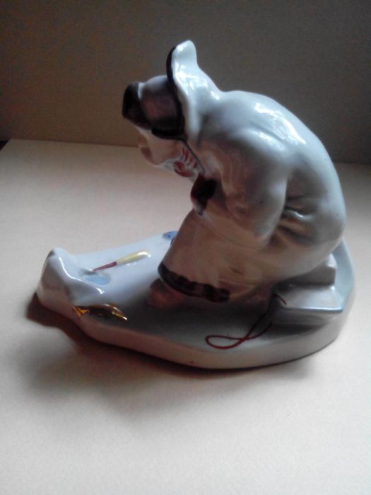 Зимняя рыбалка  скульптура фарфор 1966г. Сысерть СССР,