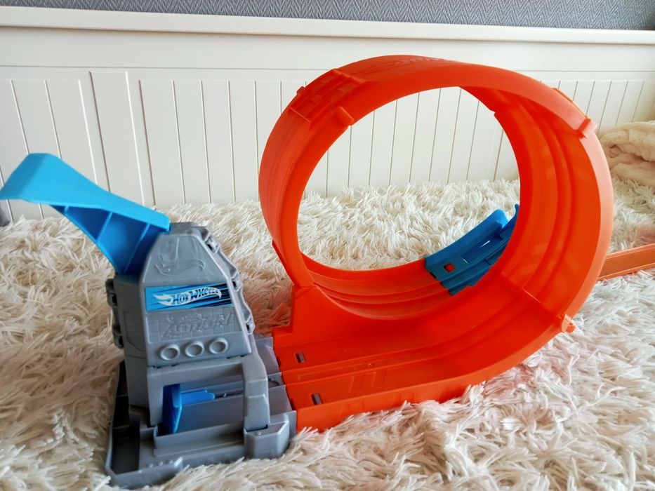 Hot wheels loop stunt
