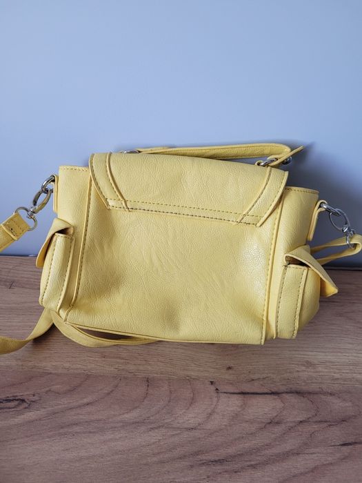 Żółta torebka listonoszka ramię pasku primark crossbody  atmosphere bag primark