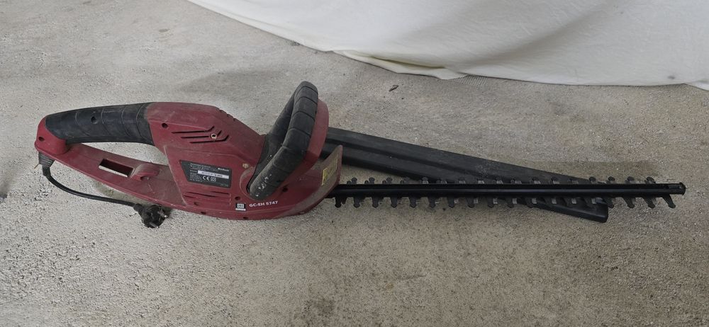 Corta-sebes elétrico da marca Einhell.