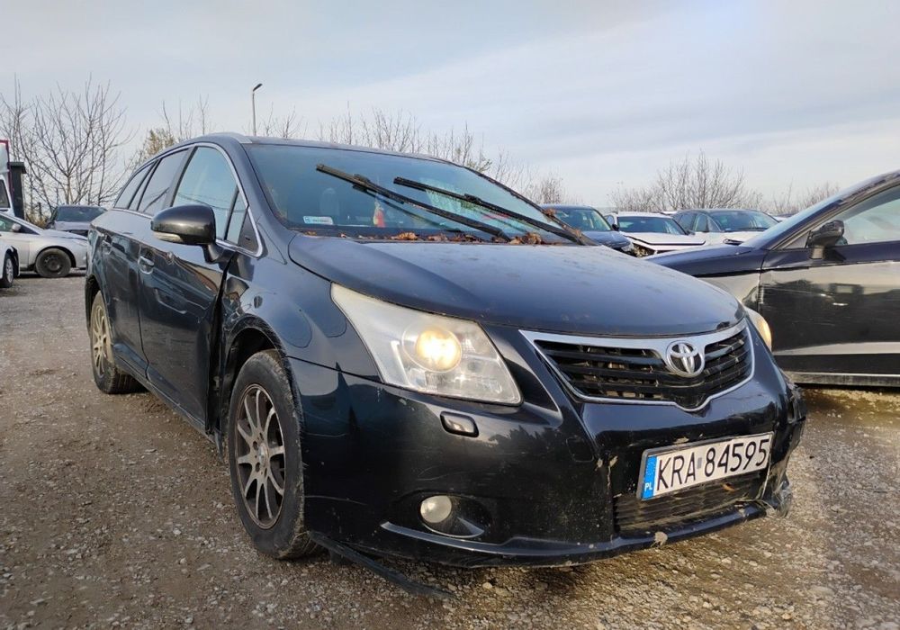 Toyota Avensis I rej 2012r, 2.0 Diesel. Lekko przetarty prawy bok. Jeździ.