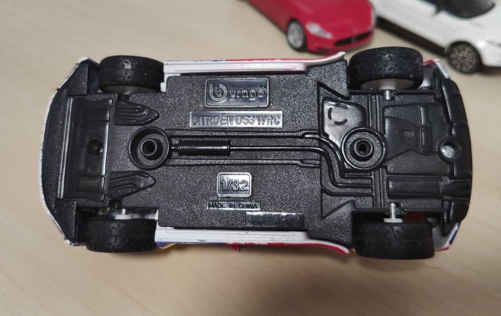 3 szt Metalowe modele aut 1/32 1/43 Bburago Mondo Motors