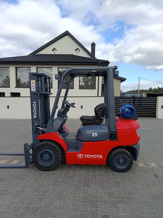 Sprzedam wózek widłowy toyote udźwig 2,5 tony przesow boczny niski maszt
