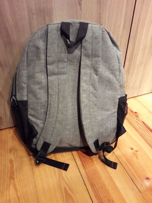 Mochila escolar, um dos fechos sem cursor