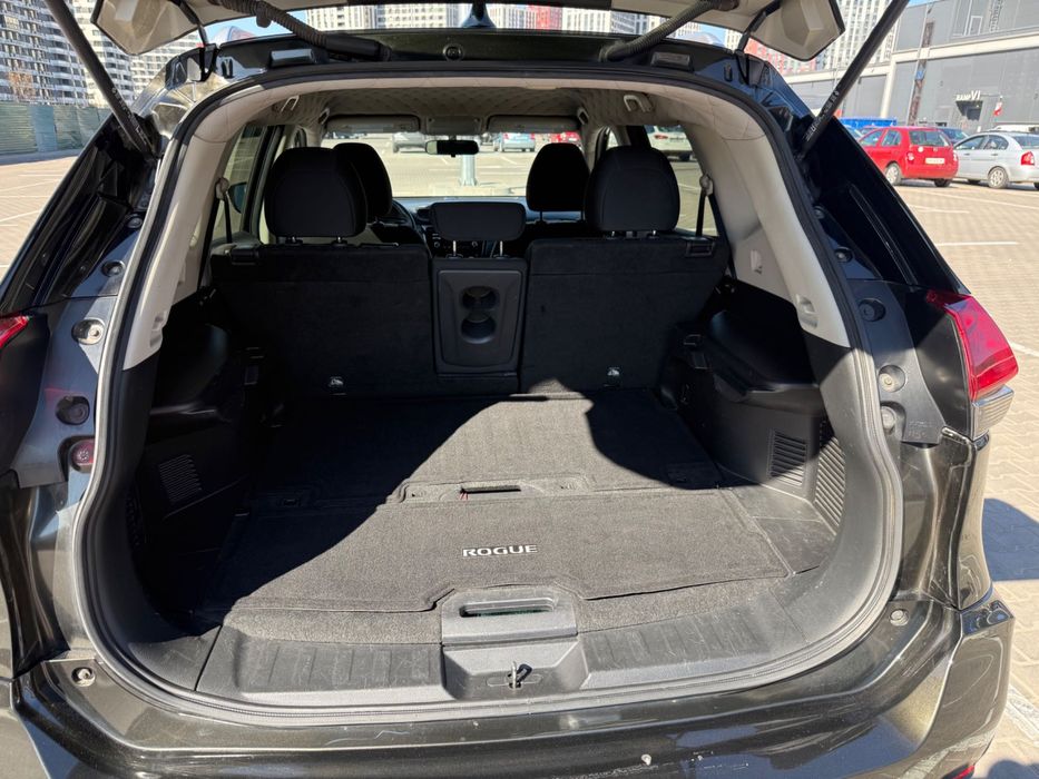 Автомобіль Nissan Rogue