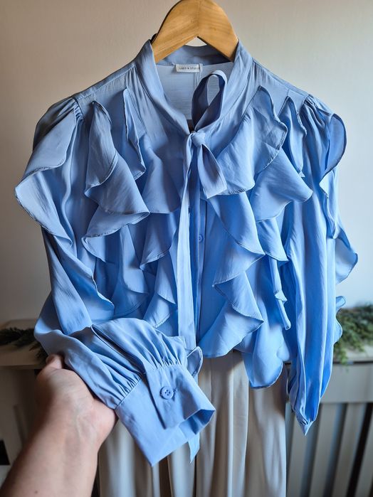 Elegancka koszula damska oversize baby blue z falbanką kokardą wiosna