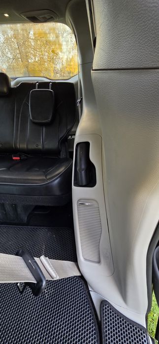 Pacifica limited 2017 z odkurzaczem i monitorami