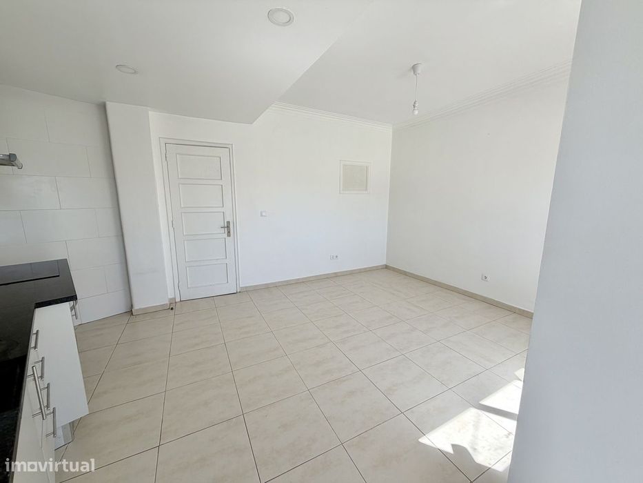 T2 remodelado na Damaia com varanda fechada e vista desafogada