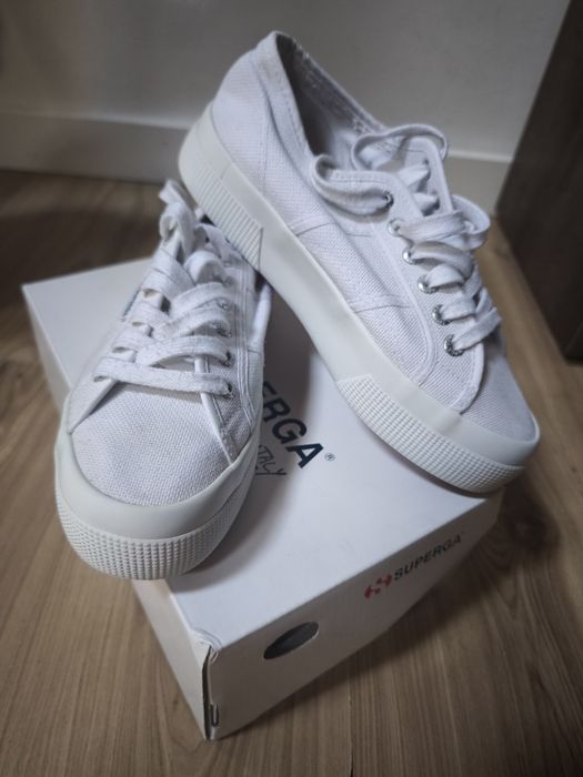 Trampki na wyższej podeszwie Superga