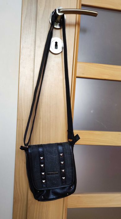 mała torebka czarna 'rockowa' na długim pasku